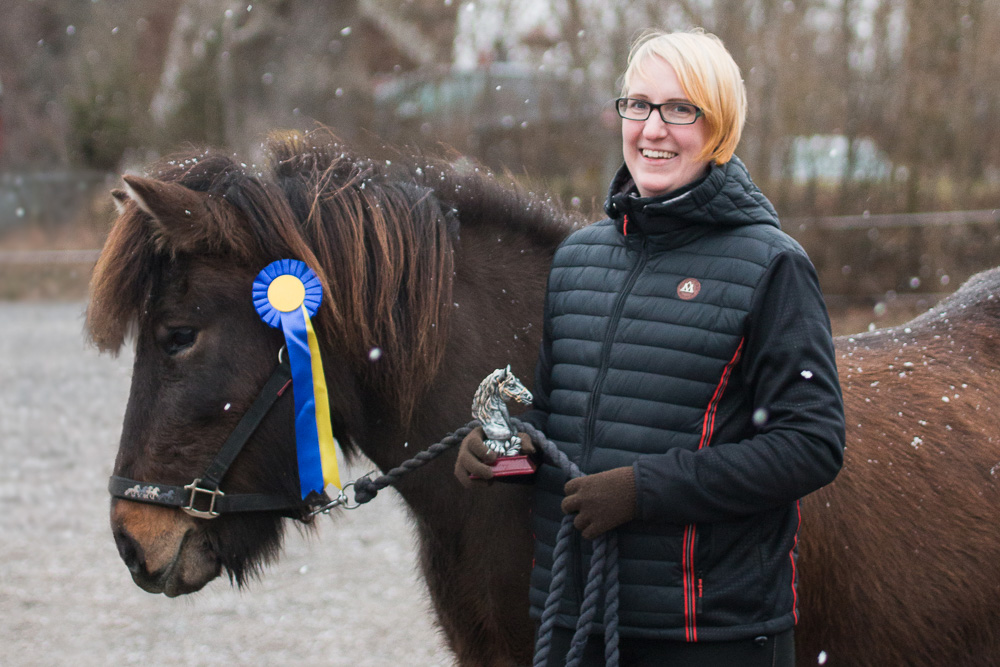 Jag och min medryttarhäst Tindra efter en oväntad vinst i öltölten på Fors Gård 2017